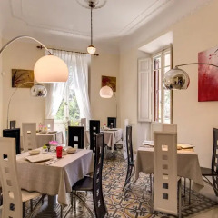 C. Luxury Palace & Hostel питание