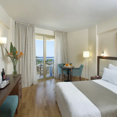 Golden Tulip Golden Bay Beach Hotel Ларнака комната для гостей