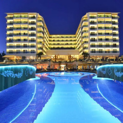 Отель Azura Deluxe Resort & Spa - All Inclusive бассейн