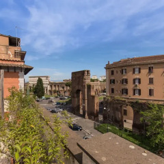 C. Luxury Palace & Hostel балкон