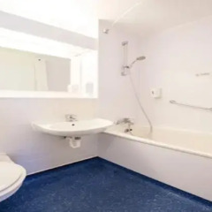 Отель Travelodge Manchester Sportcity Манчестер ванная