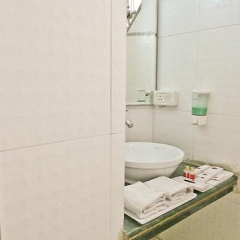 Отель Clarks Inn Nehru Place ванная фото 2