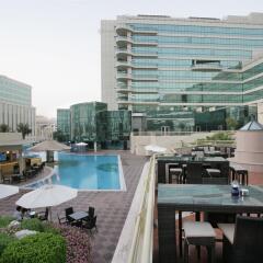 Millennium Airport Hotel Dubai бассейн