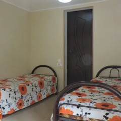 Гостиница Holiday Park on Listopadnaya в Красной Поляне отзывы, цены и фото номеров - забронировать гостиницу Holiday Park on Listopadnaya онлайн Красная Поляна комната для гостей фото 4