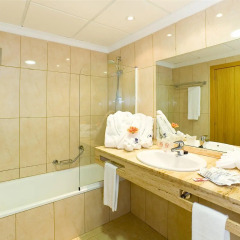 Отель Blue Sea Puerto Resort Испания, Пуэрто-де-ла-Круc - отзывы, цены и фото номеров - забронировать отель Blue Sea Puerto Resort онлайн ванная