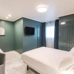 Отель Petit Palace Puerta de Triana 3* Четырехместный номер с различными типами кроватей фото 2