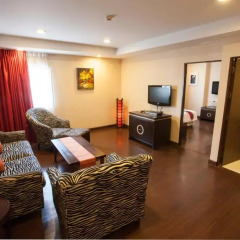 Отель Mac Boutique Suites Sukhumvit Soi 7 4* Люкс Royal фото 4