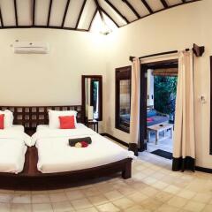Отель Bale Sampan Bungalows комната для гостей