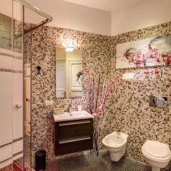 C. Luxury Palace & Hostel ванная