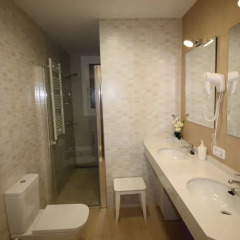 Отель Hostal Orleans Испания, Барселона - 1 отзыв об отеле, цены и фото номеров - забронировать отель Hostal Orleans онлайн ванная