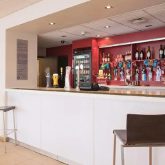 Travelodge London Excel Hotel гостиничный бар