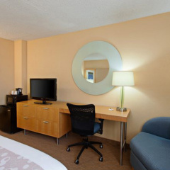 Отель La Quinta Inn & Suites Lax Лос-Анджелес удобства в номере фото 2