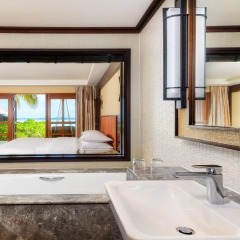 Отель Sheraton Maldives Full Moon Resort & Spa 5* Номер Делюкс Beach front с различными типами кроватей фото 4