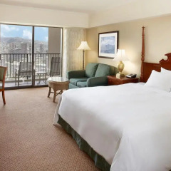 Отель Hilton Hawaiian Village Waikiki Beach Resort 4* Стандартный номер с двуспальной кроватью
