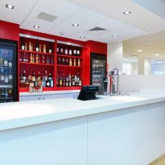 Отель Travelodge Glasgow Queen Street Великобритания, Глазго - отзывы, цены и фото номеров - забронировать отель Travelodge Glasgow Queen Street онлайн гостиничный бар