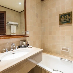 Chatrium Hotel Royal Lake Yangon 5* Улучшенный номер с различными типами кроватей фото 8