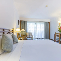 Отель Amora Beach Resort Phuket комната для гостей фото 16