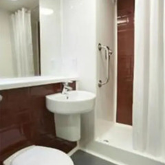Отель Travelodge Manchester Upper Brook Street ванная