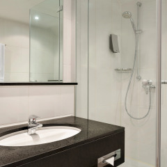 Отель Ramada by Wyndham München Airport Германия, Мюнхен - отзывы, цены и фото номеров - забронировать отель Ramada by Wyndham München Airport онлайн ванная