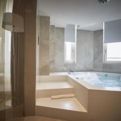 Отель IH Hotels Milano Ambasciatori 4* Люкс с различными типами кроватей фото 9
