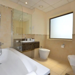 Отель Vacation Holiday Homes - Jumeirah Beach Residences ванная фото 3