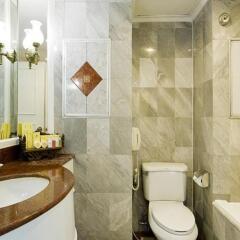 Отель Executive Club At Windsor Бангкок ванная фото 2