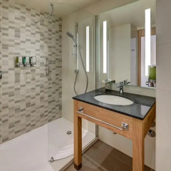 Отель Hampton By Hilton Berlin City Centre Alexanderplatz Стандартный номер с различными типами кроватей фото 3