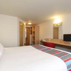 Отель Travelodge Ashton Under Lyne комната для гостей фото 4
