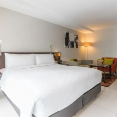 Отель Maitria Sukhumvit 18 Bangkok – A Chatrium Collection 4* Улучшенный номер фото 2