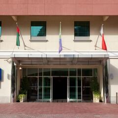 Отель Holiday Inn Express Dubai Safa Park ОАЭ, Дубай - 5 отзывов об отеле, цены и фото номеров - забронировать отель Holiday Inn Express Dubai Safa Park онлайн вид на фасад фото 2
