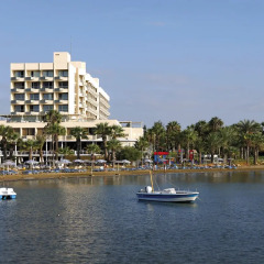 Golden Tulip Golden Bay Beach Hotel Ларнака приотельная территория