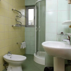 Гостиница Adelfiya Hotel в Сочи отзывы, цены и фото номеров - забронировать гостиницу Adelfiya Hotel онлайн ванная фото 3