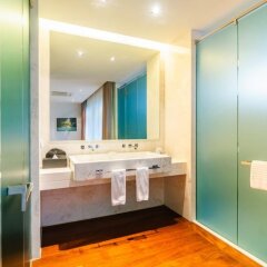 Отель Elemental 5FL Infinity Pool Seafront Villas Пхукет ванная