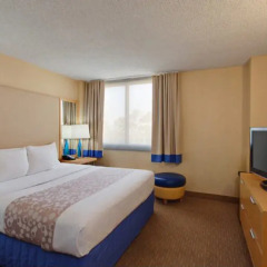 Отель La Quinta Inn & Suites Lax Лос-Анджелес комната для гостей фото 2