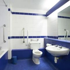 Отель Travelodge Park Royal Лондон ванная