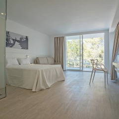 Отель Els Pins Resort & Spa 4* Стандартный семейный номер с различными типами кроватей фото 4