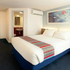 Отель Travelodge Manchester Upper Brook Street комната для гостей