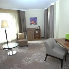 Гостиница DoubleTree by Hilton Tyumen в Тюмени - забронировать гостиницу DoubleTree by Hilton Tyumen, цены и фото номеров Тюмень комната для гостей фото 4