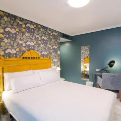 Отель Petit Palace Puerta de Triana 3* Четырехместный номер с различными типами кроватей фото 3