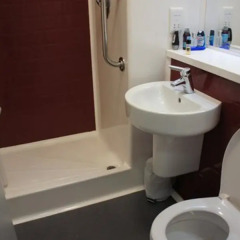 Отель Travelodge Manchester Upper Brook Street ванная фото 2