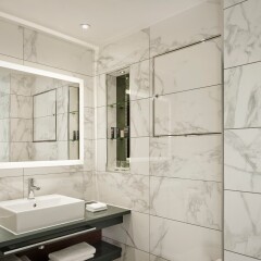 100 Queen's Gate Hotel London, Curio Collection by Hilton ванная