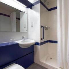Отель Travelodge Liverpool Docks Hotel Великобритания, Ливерпуль - отзывы, цены и фото номеров - забронировать отель Travelodge Liverpool Docks Hotel онлайн ванная