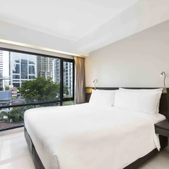 Отель Maitria Sukhumvit 18 Bangkok – A Chatrium Collection 4* Улучшенный номер фото 4