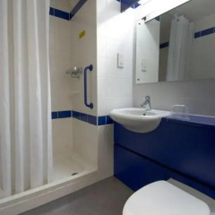 Отель Travelodge Hatfield Central ванная