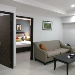 Отель Mac Boutique Suites Sukhumvit Soi 7 4* Люкс Royal фото 8