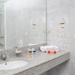 Отель AS Hoteles Porta Catalana Агульяна ванная