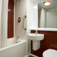Travelodge London Excel Hotel ванная
