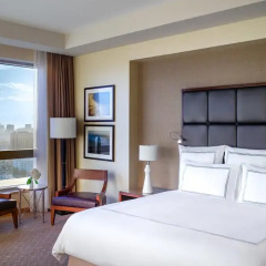 Отель Al Ghurair Rayhaan by Rotana Номер категории Премиум с двуспальной кроватью фото 2