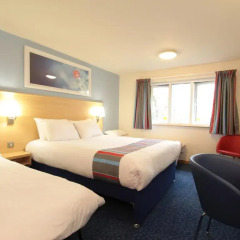 Отель Travelodge Ashton Under Lyne комната для гостей фото 2