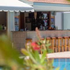 Апартаменты Athena Apartments гостиничный бар